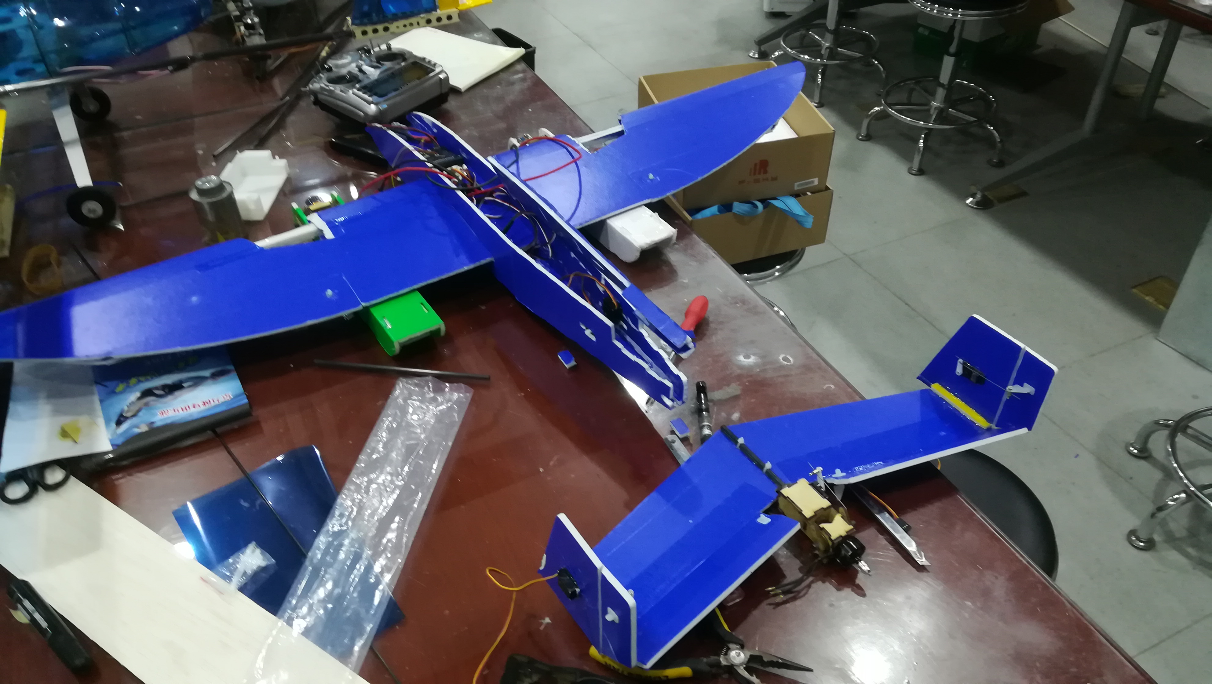 图13 整体组装中的飞机